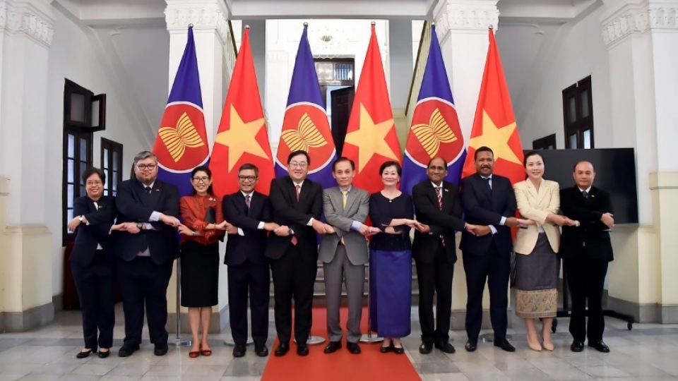 Acting FM Le Hoai Trung meets ASEAN and Timor-Leste diplomats in Hanoi